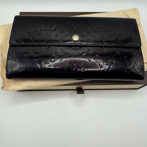 Preowned authentic Louis Vuitton Vernis Sarah Wallet Deep wine/Amarante.